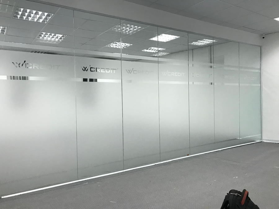 Giấy dán kính decal mờ in cắt logo theo yêu cầu